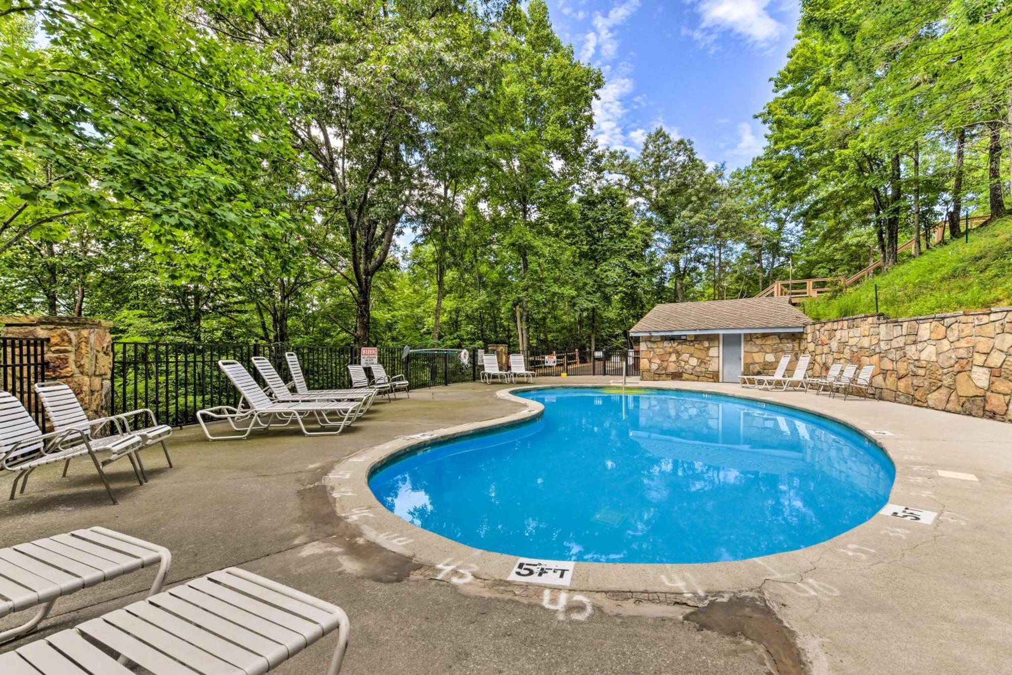 Gatlinburg Cabin With Game Room, Hot Tub And Mtn Views Bagian luar foto