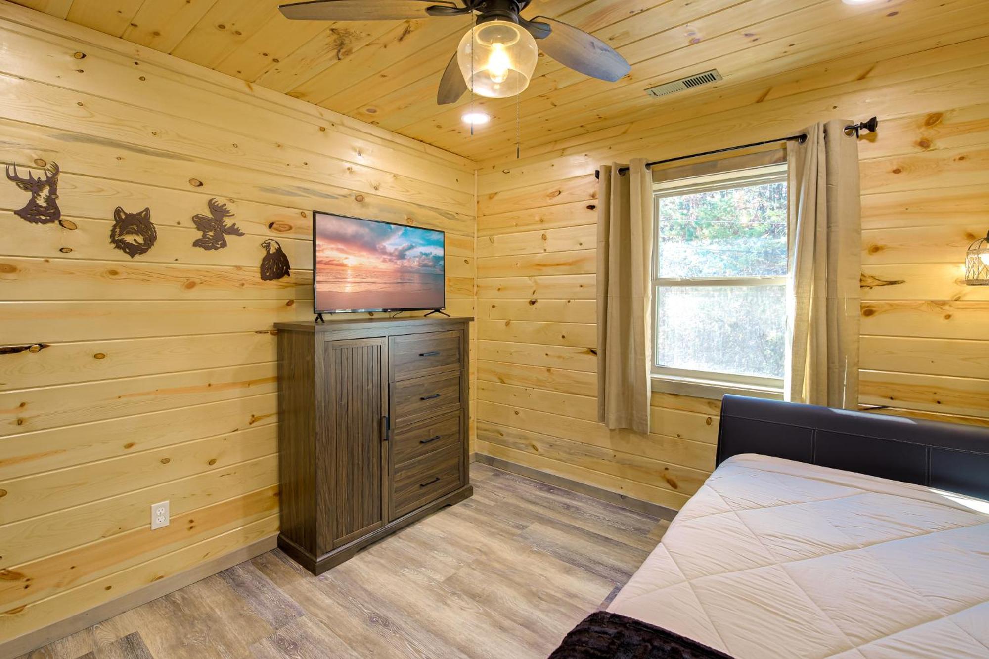 Gatlinburg Cabin With Game Room, Hot Tub And Mtn Views Bagian luar foto